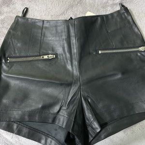 Highwaisted faux leather shorts!